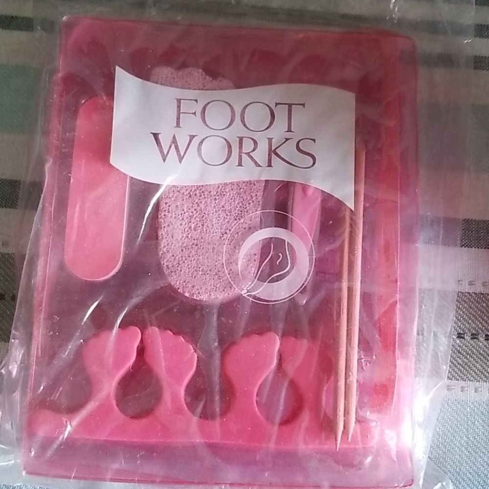 Avon Foot Works Pedicure Set